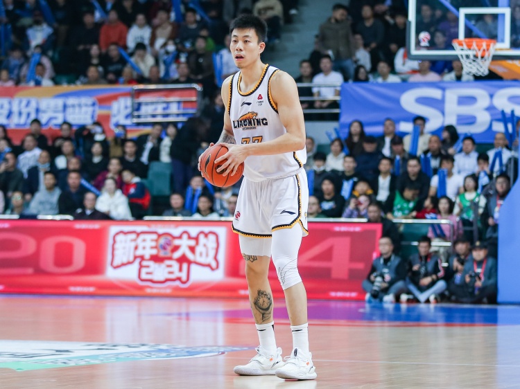 屋漏偏逢連夜雨！張鎮(zhèn)麟7中1僅得2分2板4助 末節(jié)受傷離場